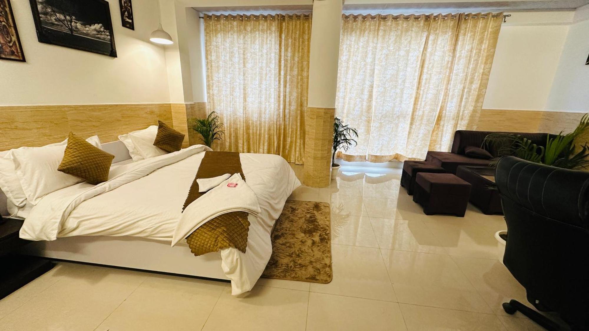 Dr White House - Noida Sector 18 Hotel Exterior foto