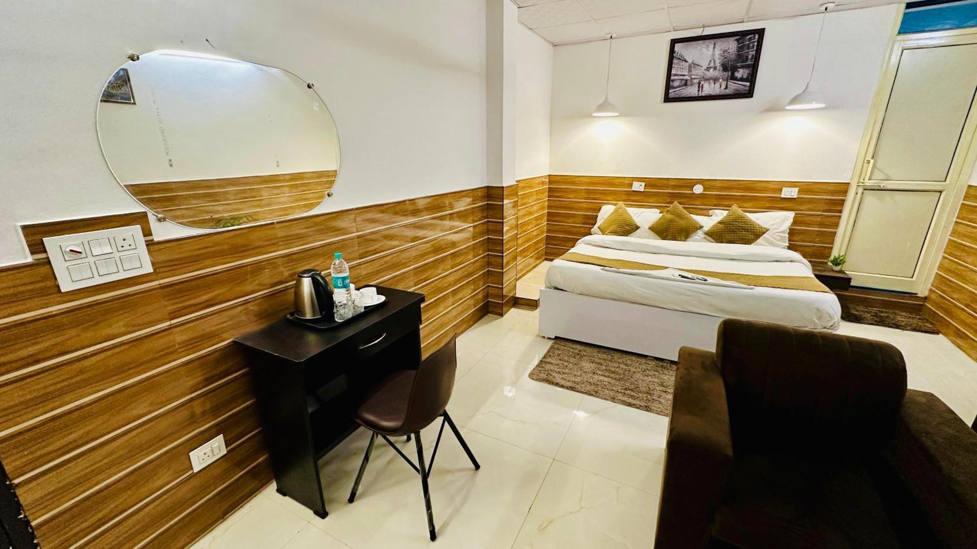 Dr White House - Noida Sector 18 Hotel Exterior foto