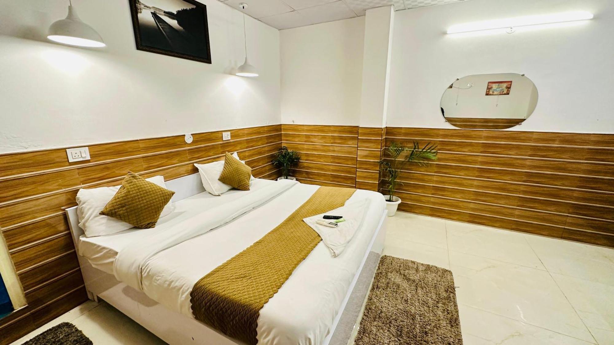 Dr White House - Noida Sector 18 Hotel Exterior foto